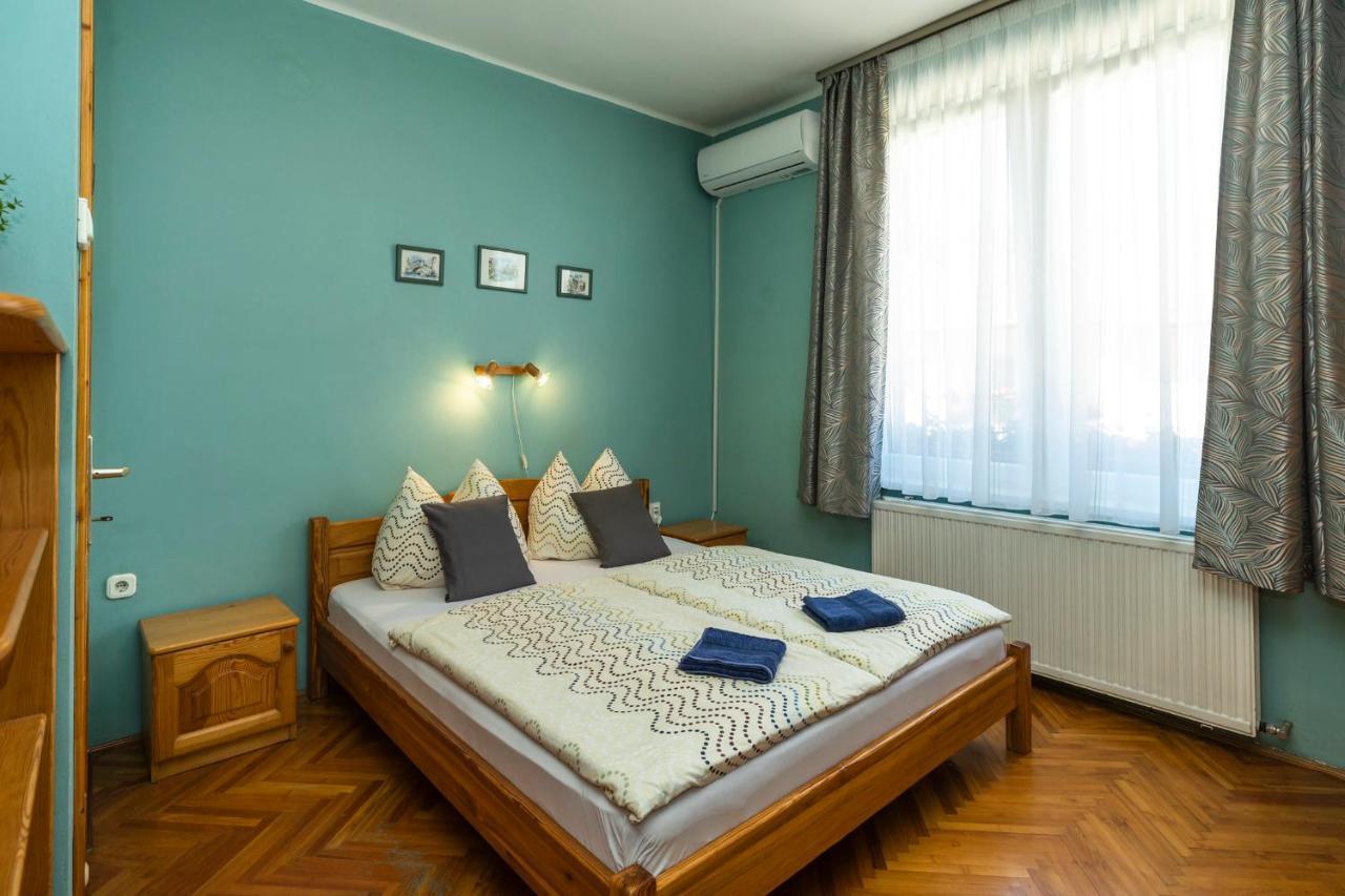 Cecey Vendeghaz Bed & Breakfast Eger Bagian luar foto