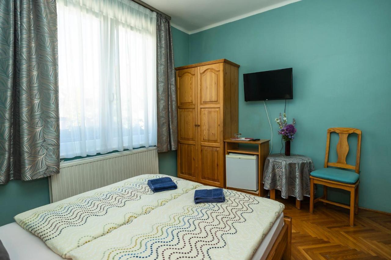 Cecey Vendeghaz Bed & Breakfast Eger Bagian luar foto