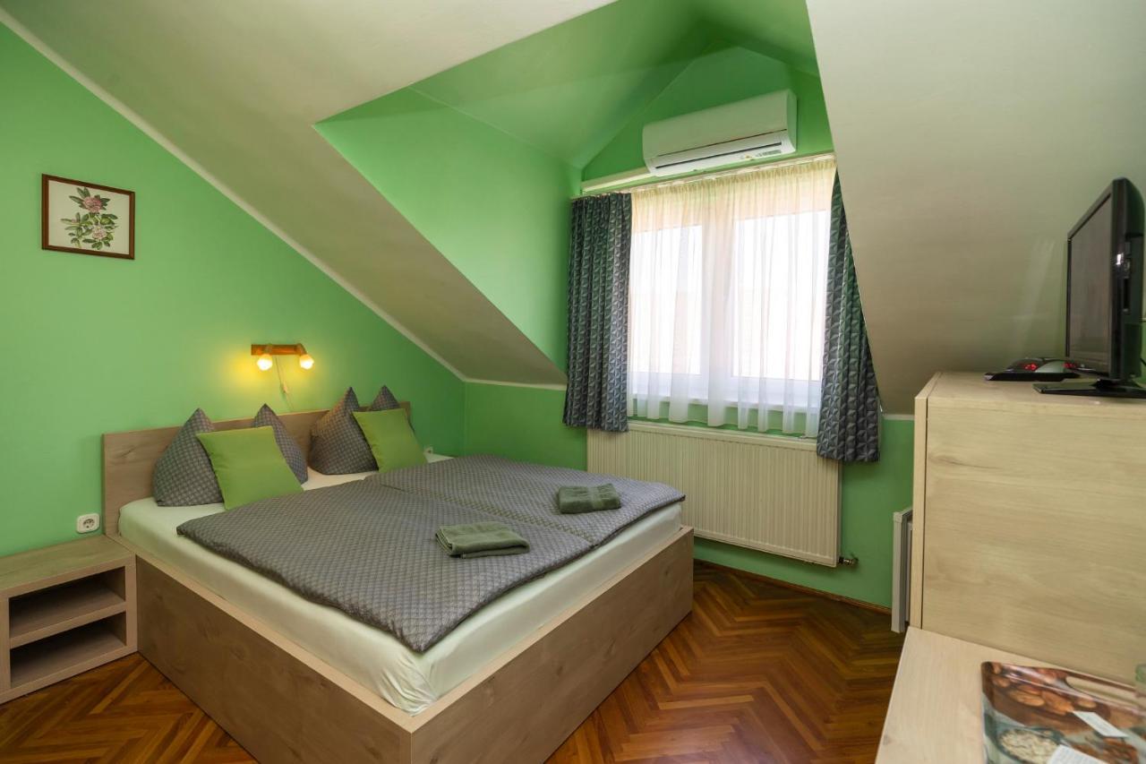 Cecey Vendeghaz Bed & Breakfast Eger Bagian luar foto