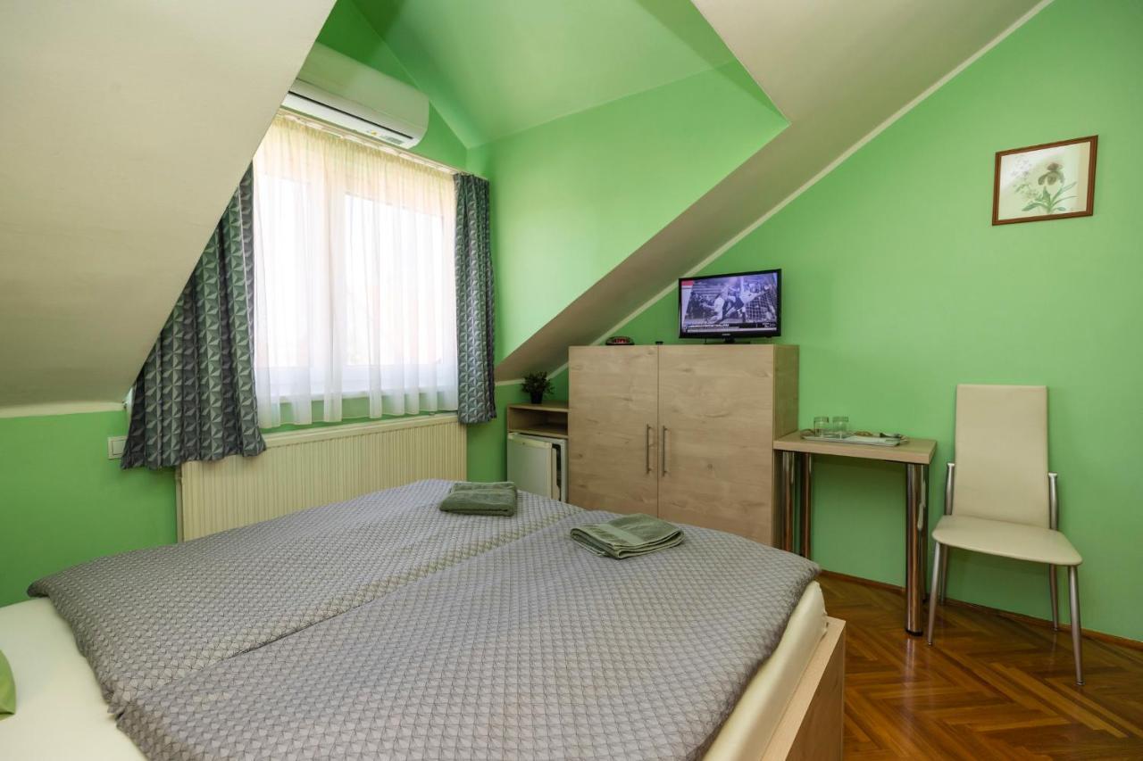 Cecey Vendeghaz Bed & Breakfast Eger Bagian luar foto