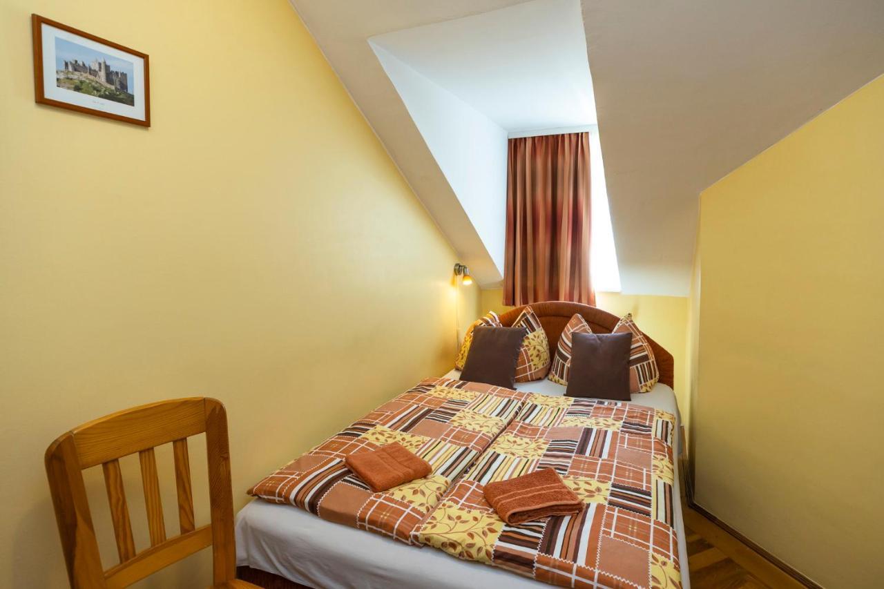 Cecey Vendeghaz Bed & Breakfast Eger Bagian luar foto