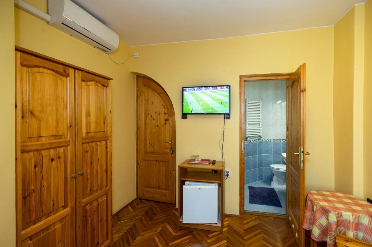 Cecey Vendeghaz Bed & Breakfast Eger Bagian luar foto