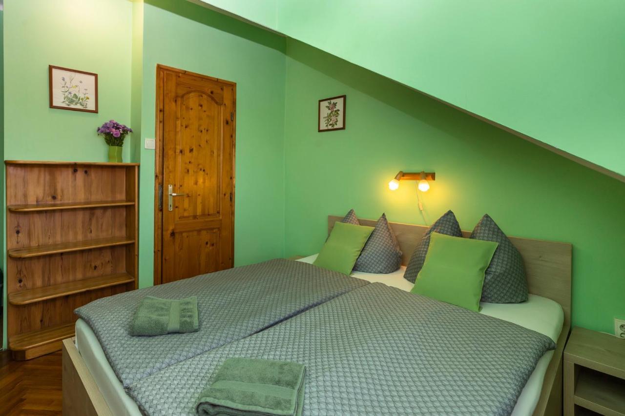 Cecey Vendeghaz Bed & Breakfast Eger Bagian luar foto