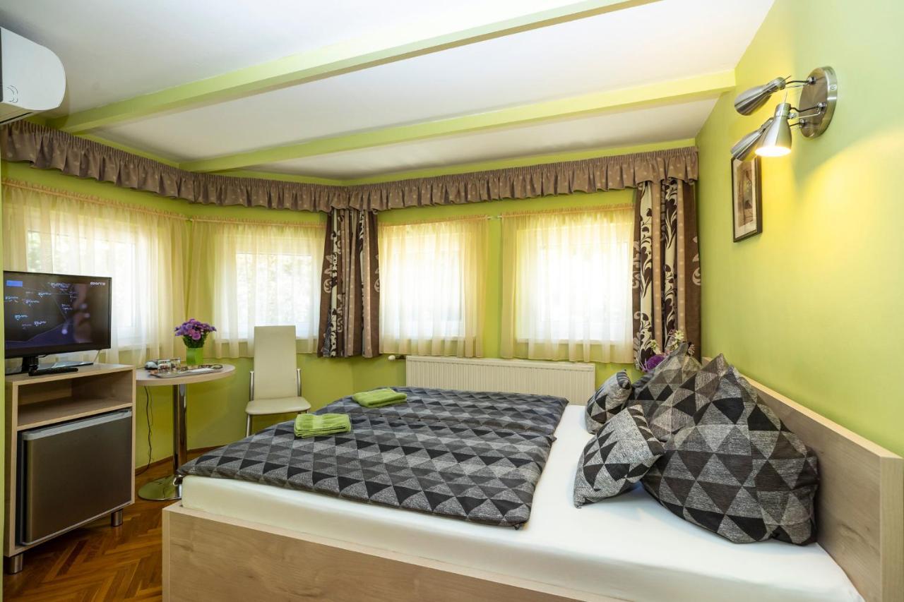 Cecey Vendeghaz Bed & Breakfast Eger Bagian luar foto