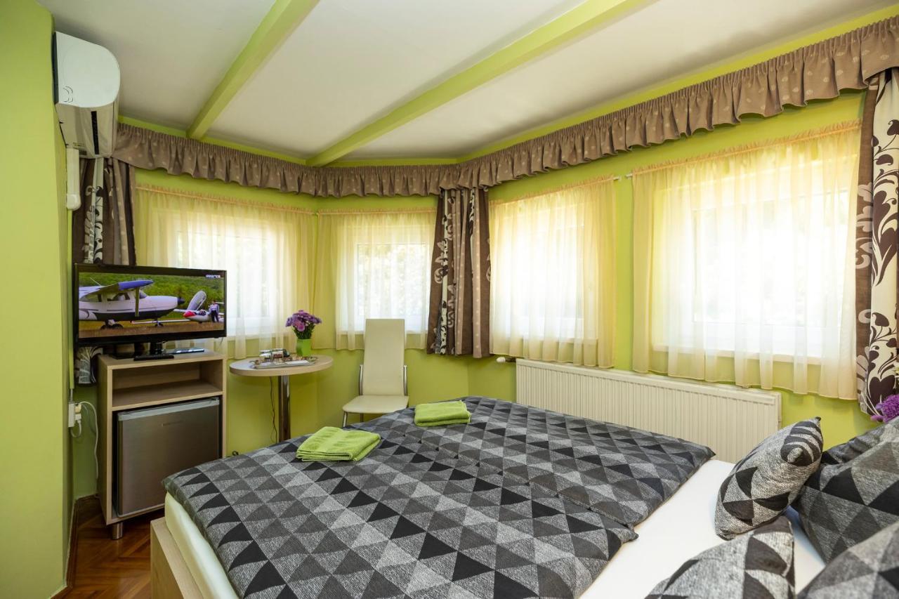 Cecey Vendeghaz Bed & Breakfast Eger Bagian luar foto