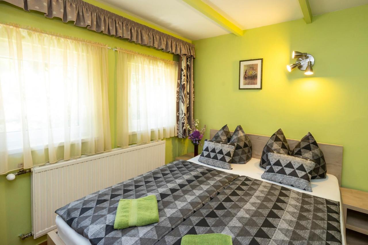 Cecey Vendeghaz Bed & Breakfast Eger Bagian luar foto